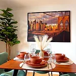 Luxe Duplex Penthouse In Centre - Free Parking דירה