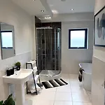 Luxe Duplex Penthouse In Centre - Free Parking