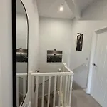 Luxe Duplex Penthouse In Centre - Free Parking