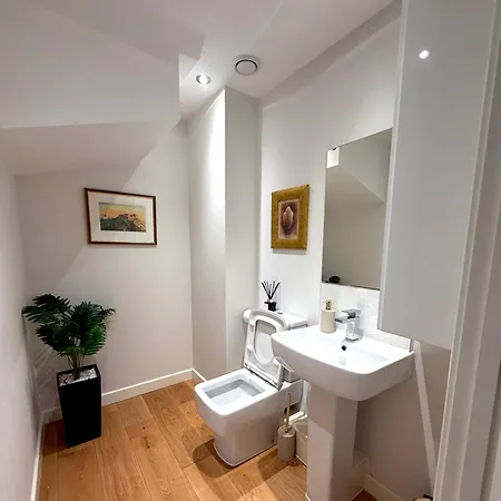 Luxe Duplex Penthouse In Centre - Free Parking * Лідс