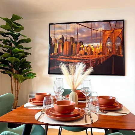 Luxe Duplex Penthouse In Centre - Free Parking Appartamento