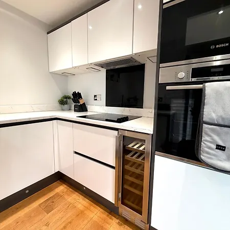 Luxe Duplex Penthouse In Centre - Free Parking Апартаменти Лідс