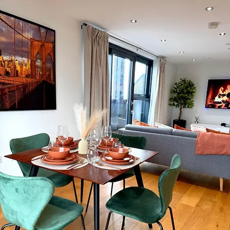 Luxe Duplex Penthouse In Centre - Free Parking *