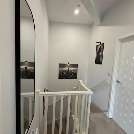 Luxe Duplex Penthouse In Centre - Free Parking