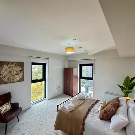 Luxe Duplex Penthouse In Centre - Free Parking