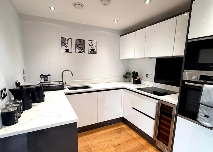 Luxe Duplex Penthouse In Centre - Free Parking Apartment