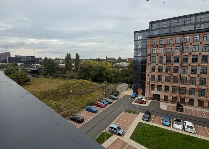 Luxe Duplex Penthouse In Centre - Free Parking