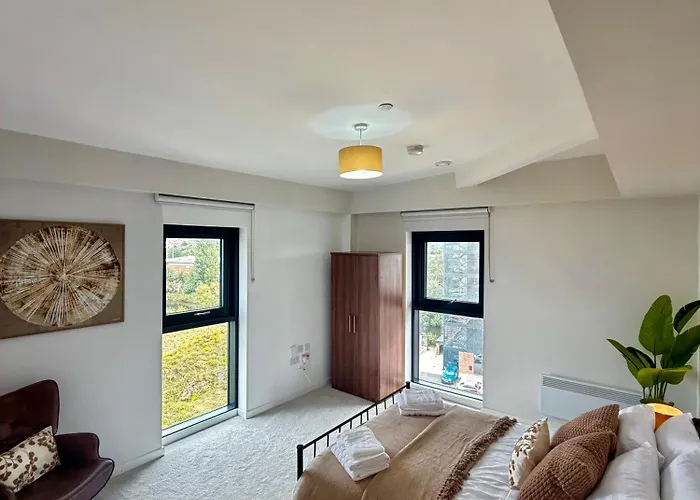 Luxe Duplex Penthouse In Centre - Free Parking